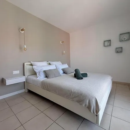 T2 Climatisé Au Centre Du Village Apartamento